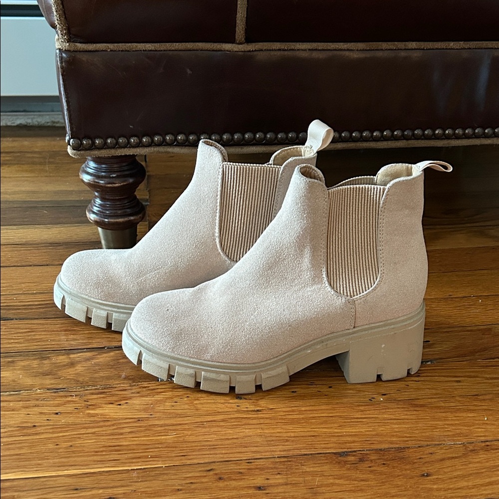 Women's Tan Chelsea Boots
